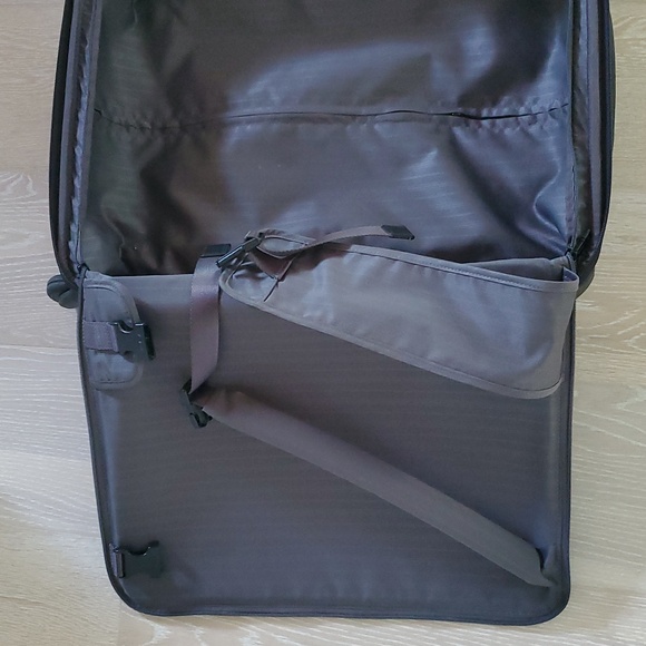 Tumi Continental Expandable 4-Wheel Carry-On Spinner Cabin Luggage - Picture 9 of 13